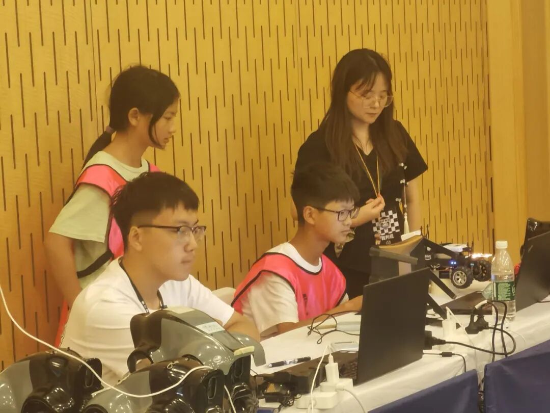翠华中学学生到上海参加第六届长三角中小学人工智能奥林匹克大赛（资料图） (2).jpg